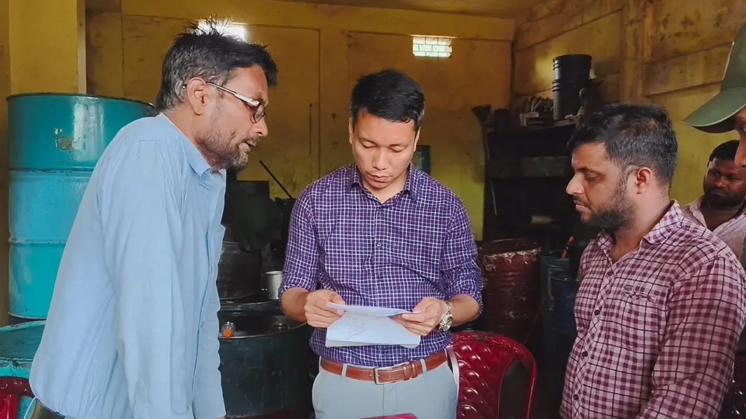 অতিরিক্ত মূল্যে তেল বিক্রি দায়ে দোয়ারাবাজারে বিএনপি নেতাকে অর্থ দ*ন্ড