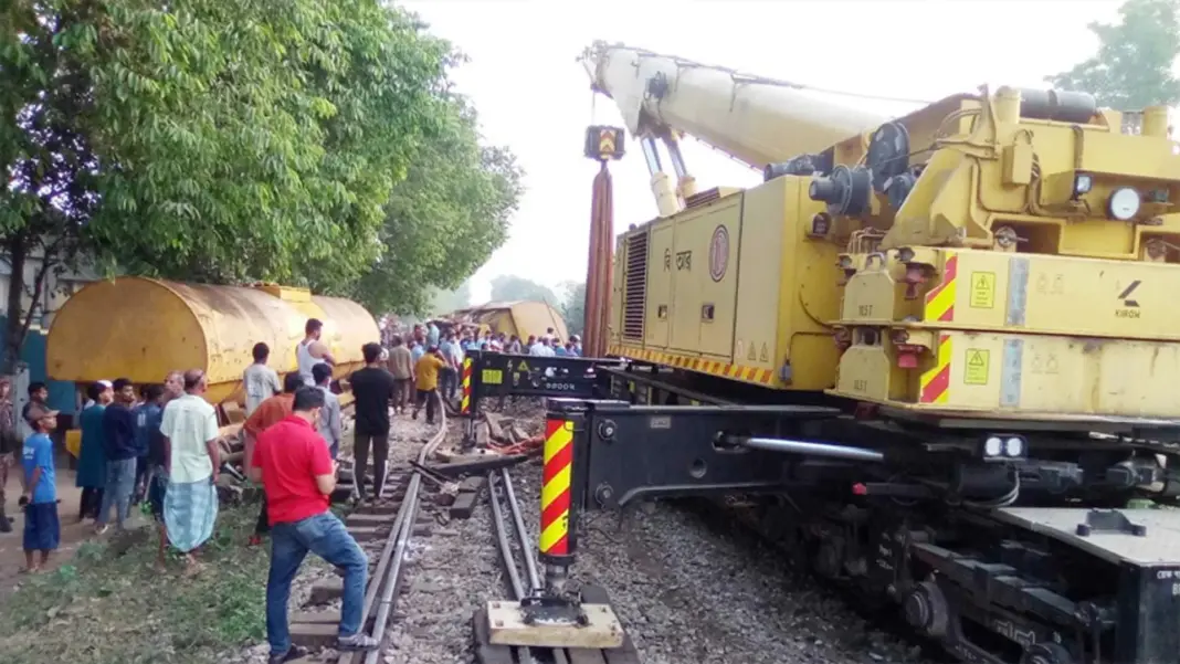 মনতলা ট্রেন দুর্ঘটনা: ১৮ হাজার লিটার তেল নষ্ট,