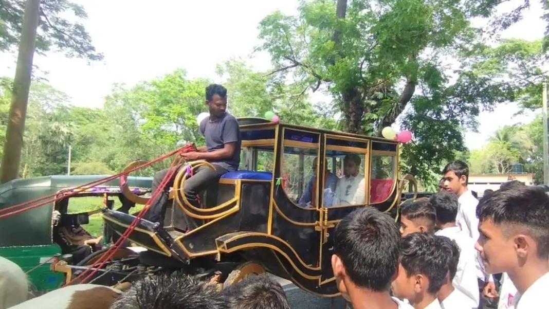 মৌলভীবাজারের কদমহাটা উচ্চ বিদ্যালয়ের সহকারী প্রধান শিক্ষক রানু গোপাল রায়কে বিদায় জানালো বিদ্যালয়ের শিক্ষক