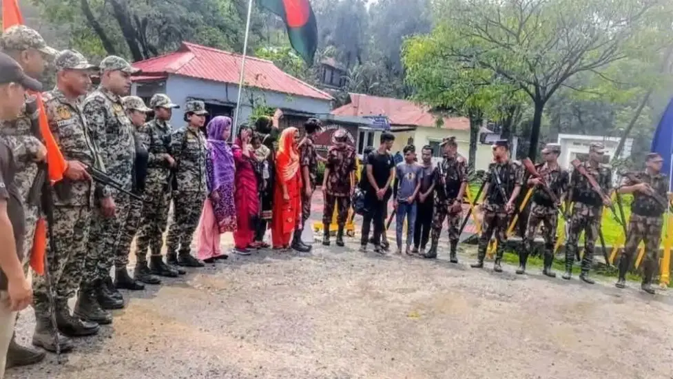 সিলেট সীমান্তে নারী-শিশুসহ ৯ জন আটক, মানবিক প্রশ্নও সামনে সিলেট সীমান্তে নারী-শিশুসহ ৯ জন আটক, মানবিক প্রশ্নও সামনে