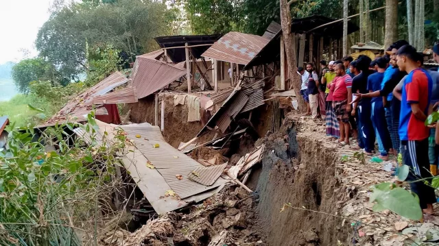 কুশিয়ারার ভাঙনে বিলীন পথে ৫০০ বছরের মাজার কুশিয়ারার ভাঙনে বিলীন পথে ৫০০ বছরের মাজার