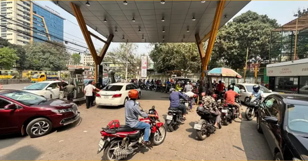 তেল সংকটে রাজধানীতে ভোগান্তি, দীর্ঘ লাইন ফিলিং স্টেশনে তেল সংকটে রাজধানীতে ভোগান্তি, দীর্ঘ লাইন ফিলিং স্টেশনে