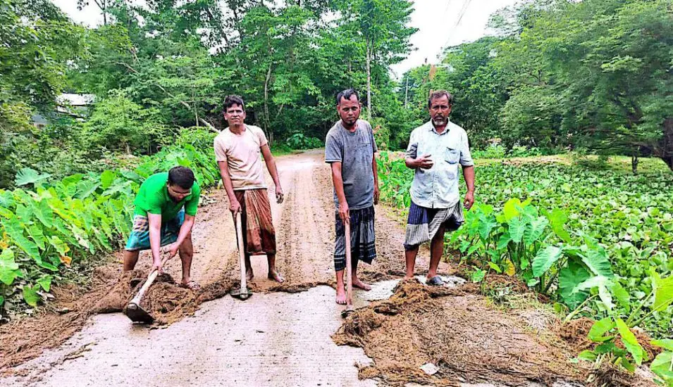 সুনামগঞ্জে স্বেচ্ছাশ্রমে রাস্তা পরিষ্কার, প্রশংসার জোয়ার সুনামগঞ্জে সড়ক পরিস্কার করলেন স্বেচ্ছাসেবীরা