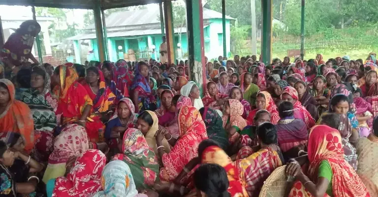 বকেয়া বেতনের দাবিতে হবিগঞ্জে চা শ্রমিকদের কর্মবিরতি হবিগঞ্জে বকেয়া বেতনের দাবিতে চা বাগানে শ্রমিকদের কর্মবিরতি