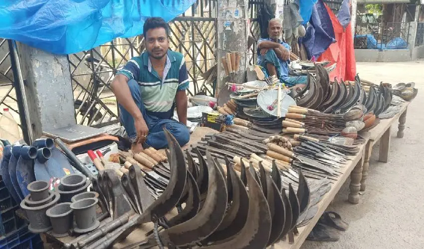 জগন্নাথপুরে কামারপল্লীতে ঈদকেন্দ্রিক ব্যস্ততা জগন্নাথপুরে কামারপল্লীতে ঈদকেন্দ্রিক ব্যস্ততা