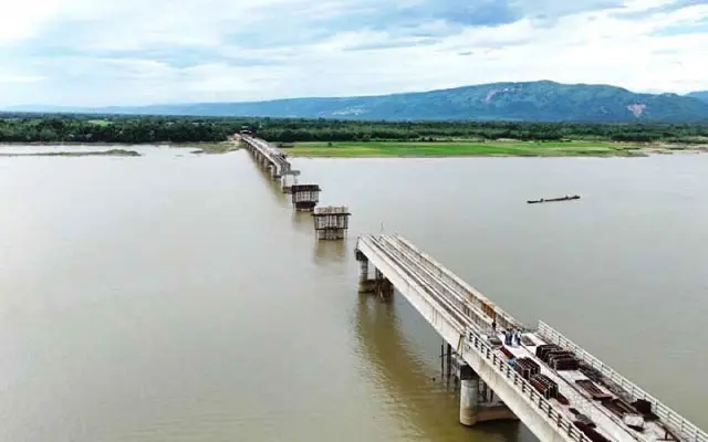 সুনামগঞ্জে সেতুর ৫ গার্ডার ভেঙে পড়ে নদীতে
