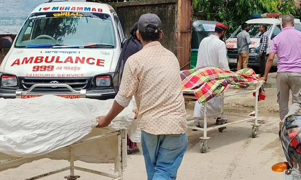 সড়কে ঠিকাদারের লোভের বলি নিরীহ শ্রমিকরা