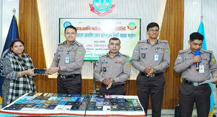 সিলেটে সাইবার টিমের সাফল্য, মালিকের হাতে ৬৮ ফোন