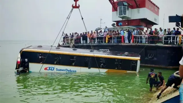 দৌলতদিয়ায় ফের পদ্মায় বাস: অল্পের জন্য বড় রক্ষা