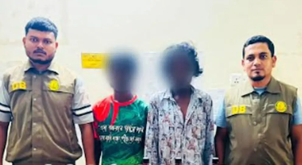 ডিবির অভিযানে ৩৩ বোতল কেরু মদসহ গ্রেফতার ২