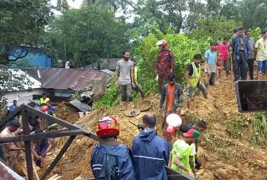 টানা বৃষ্টিতে সিলেটে টিলা ধস, ক্ষতিগ্রস্ত বসতবাড়ি সিলেটে টিলা ধস