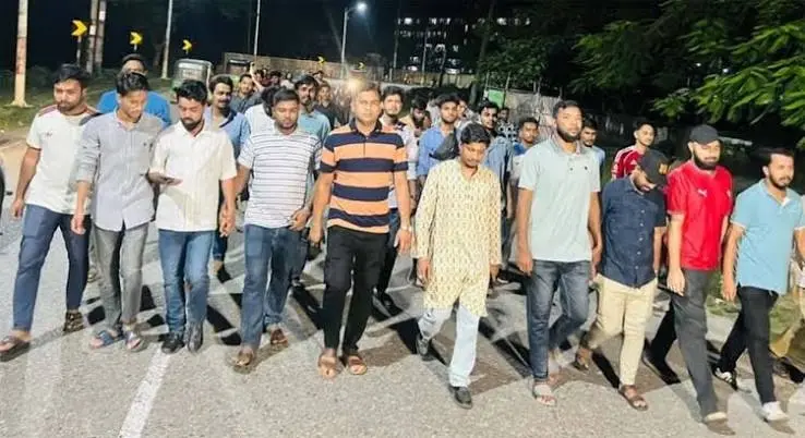 দেশব্যাপী আলোচনার জন্মদেয়া সিলেটের এমসি কলেজ ছাত্রাবাসে গৃহবধূ ধর্ষণের রায়কে স্বাগত জানিয়েছে মিছিল করেছে এমসি কলেজ ছাত্রদলের নেতৃবৃন্দ।