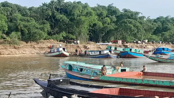 অবৈধ বালু উত্তোলনে গোয়াইনঘাটে অভিযান, ধ্বংস ১৬ ড্রেজার-নৌকা