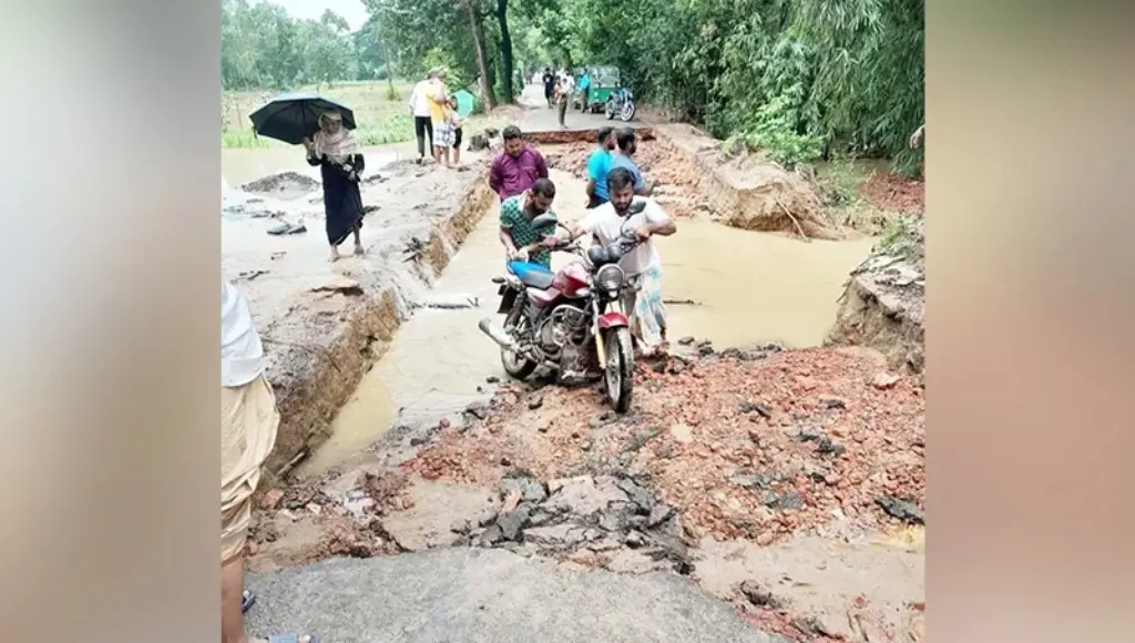 মৌলভীবাজারে বন্যায় ৯৫ কিমি সড়ক ক্ষতিগ্রস্ত, দুর্ভোগ চরমে মৌলভীবাজারে বন্যায় ৯৫ কিমি সড়ক ক্ষতিগ্রস্ত, দুর্ভোগ চরমে