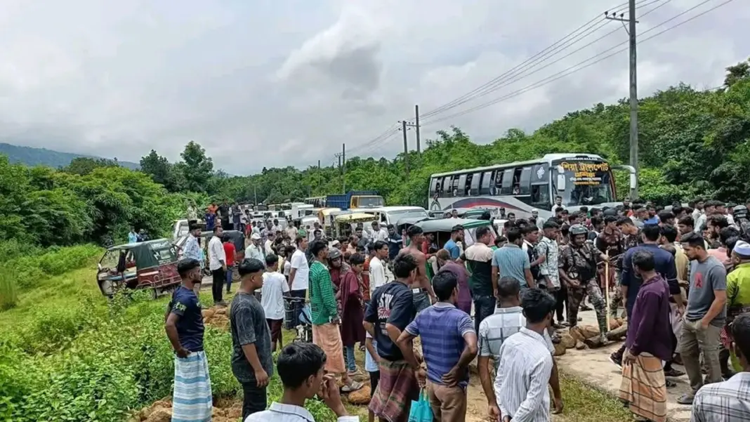 জৈন্তাপুরে পাথরবাহী ট্রাক আটককে কেন্দ্র করে উত্তাল মহাসড়ক জৈন্তাপুরে পাথরবাহী ট্রাক আটককে কেন্দ্র করে উত্তাল মহাসড়ক