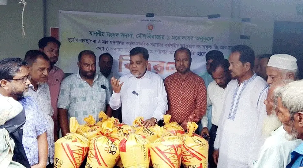 জুড়ীতে দুর্যোগে ক্ষতিগ্রস্ত পরিবারের মাঝে চাল বিতরণ