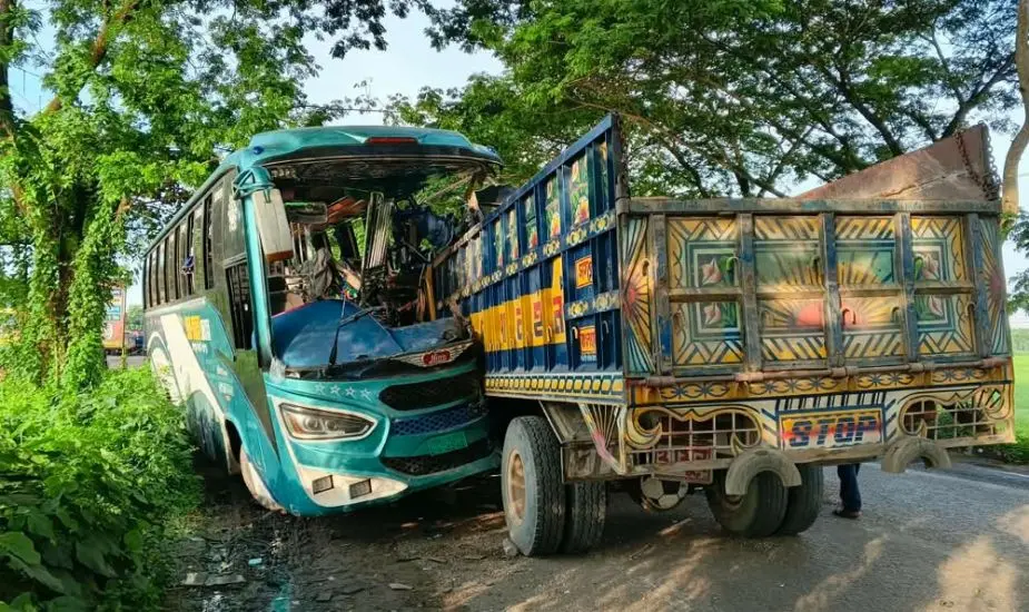 লালাবাজারে বাস-ট্রাকের মুখোমুখি সংঘর্ষে নিহত ১