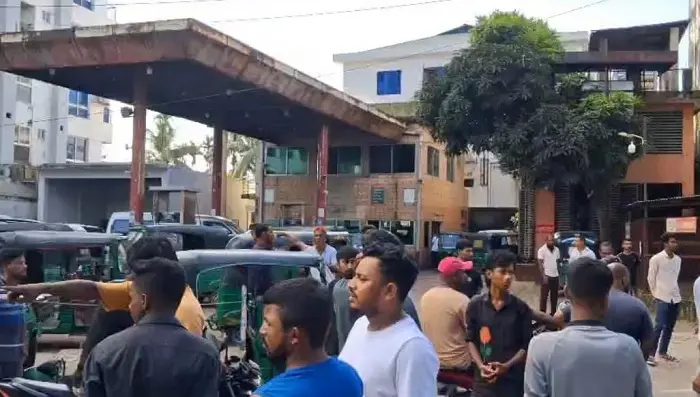 গ্যাস সংকটে সিলেট-তামাবিল সড়ক অবরোধ, শ্রমিকদের বিক্ষোভ গ্যাস সংকটে সিলেট-তামাবিল সড়ক অবরোধ, শ্রমিকদের বিক্ষোভ