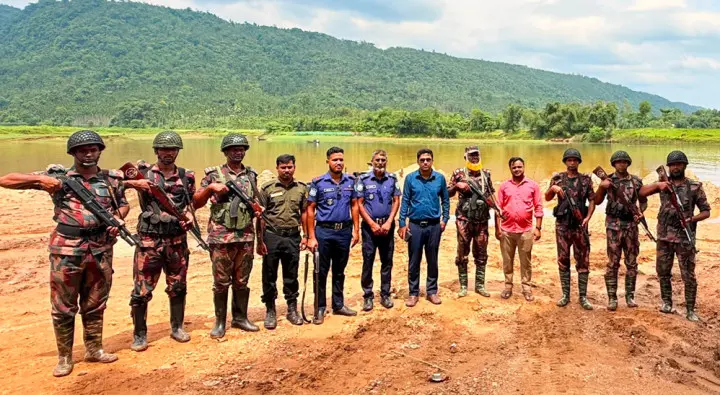 জৈন্তাপুরে বালু উত্তোলনে অভিযান, ১০ বারকি নৌকা জব্দ