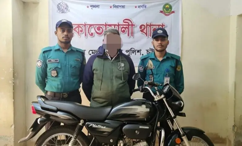 মোটরসাইকেল চুরির অভিযোগে পুলিশ কনস্টেবল আটক মোটরসাইকেল চুরির অভিযোগে পুলিশ কনস্টেবল আটক
