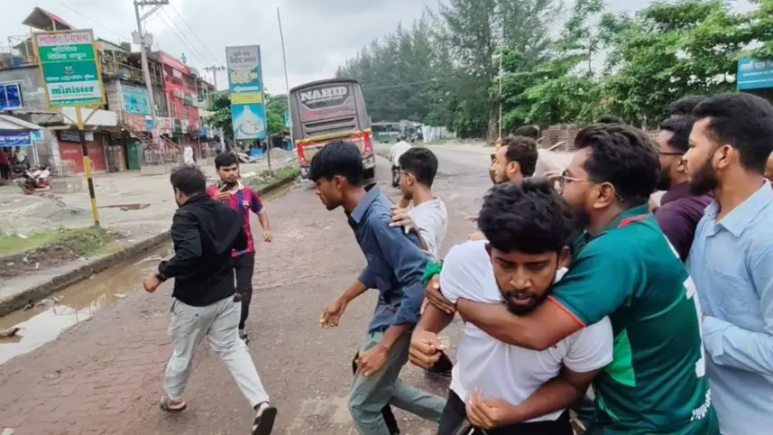বরিশাল বিশ্ববিদ্যালয়ে ছাত্রদল-শিবির সংঘর্ষ, আহত ১০