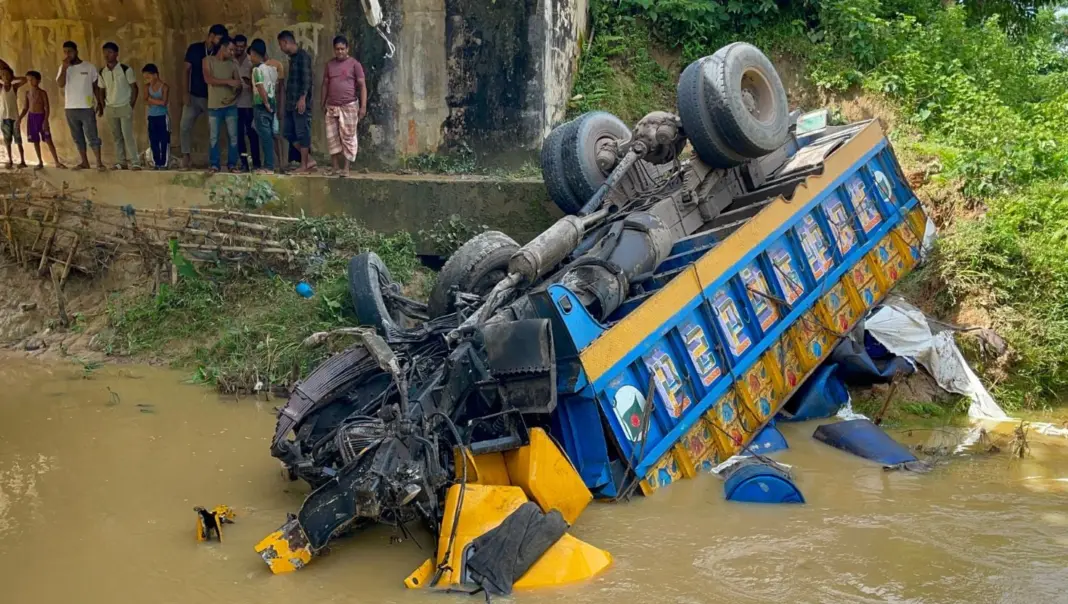 রাজনগরে ব্রিজ ভেঙে তেলবাহী ট্রাক, চালক নিহত