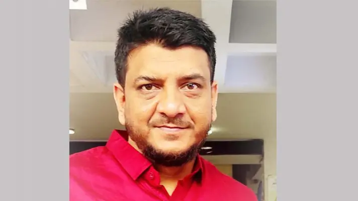 দিনারের নতুন দায়িত্ব, ছাত্রদল ছাড়ার ঘোষণা # দিনারের নতুন দায়িত্ব, ছাত্রদল ছাড়ার ঘোষণা প্রকাশ: ২২ সেপ্টেম্বর ২০২৬ । সময়ের সন্ধান ডেস্ক । সময়ের সন্ধান অনলাইন। সিলেট জেলা ও মহানগর যুবদলের নতুন আংশিক কমিটি ঘোষণার পর সংগঠনটির মহানগর শাখার সাধারণ সম্পাদক হিসেবে দেলোয়ার হোসেন দিনারের নাম আসায় স্থানীয় রাজনৈতিক অঙ্গনে নতুন করে আলোচনা তৈরি হয়েছে। কারণ, নতুন দায়িত্ব পাওয়ার সময় তিনি সিলেট জেলা ছাত্রদলের সাধারণ সম্পাদক পদেও দায়িত্ব পালন করছিলেন। একই সময়ে দুটি সহযোগী সংগঠনের গুরুত্বপূর্ণ দায়িত্বে থাকা নিয়ে প্রশ্ন উঠলেও দিনার জানিয়েছেন, তিনি শিগগিরই ছাত্রদলের দায়িত্ব থেকে পদত্যাগ করবেন। কেন্দ্রীয় যুবদল রোববার সিলেট জেলা ও মহানগরসহ কয়েকটি সাংগঠনিক ইউনিটের আংশিক কমিটি অনুমোদন করে। কেন্দ্রীয় যুবদলের সভাপতি আবদুল মোনায়েম মুন্না ও সাধারণ সম্পাদক মোহাম্মদ নুরুল ইসলাম নয়নের অনুমোদিত কমিটির তথ্য বাংলাদেশ সংবাদ সংস্থার প্রতিবেদনেও প্রকাশিত হয়েছে। সিলেট মহানগর যুবদলের পাঁচ সদস্যের কমিটিতে মির্জা মোহাম্মদ সম্রাটকে সভাপতি এবং দেলোয়ার হোসেন দিনারকে সাধারণ সম্পাদক করা হয়েছে। অন্যদিকে সিলেট জেলা যুবদলের আংশিক কমিটিতে মোহাম্মদ মকসুদ আহমদকে সভাপতি এবং আবদুস সালাম টিপুকে সাধারণ সম্পাদক করা হয়েছে। কমিটিতে সিনিয়র সহসভাপতি হিসেবে কয়েস আহমদ, প্রথম যুগ্ম সাধারণ সম্পাদক হিসেবে মাশরুর রাসেল এবং সাংগঠনিক সম্পাদক হিসেবে হাবিবুল বাশার হাবিবের নাম রয়েছে। কেন্দ্রীয় ঘোষণায় জেলা ও মহানগর উভয় কমিটিকেই পরবর্তী ৩০ দিনের মধ্যে পূর্ণাঙ্গ কমিটি গঠন করে কেন্দ্রীয় দপ্তরে জমা দেওয়ার নির্দেশ দেওয়া হয়েছে। মহানগর যুবদলের নতুন কমিটিতে দিনারের সঙ্গে দায়িত্ব পেয়েছেন সিনিয়র সহসভাপতি এমদাদুল হক স্বপন, প্রথম যুগ্ম সাধারণ সম্পাদক তাহসিন মেহেদি প্রিন্স এবং সাংগঠনিক সম্পাদক হোসাইন আহমেদ। অর্থাৎ পাঁচ সদস্যের আংশিক কমিটির মাধ্যমে মহানগর যুবদলের সাংগঠনিক কার্যক্রম পরিচালনার একটি নতুন কাঠামো তৈরি করা হয়েছে। তবে দিনারের নতুন দায়িত্ব ঘোষণার পর সবচেয়ে বেশি আলোচনায় এসেছে তার আগের সাংগঠনিক দায়িত্ব। সিলেটটুডের প্রতিবেদনে বলা হয়েছে, ২০১৮ সালের ১৩ জুন সিলেট জেলা ছাত্রদলের আংশিক কমিটি ঘোষণা করা হলে দেলোয়ার হোসেন দিনারকে সাধারণ সম্পাদক করা হয়। পরে ২০২১ সালের ফেব্রুয়ারিতে সেই কমিটি পূর্ণাঙ্গ করা হয়। ফলে দীর্ঘ সময় ধরে তিনি জেলা ছাত্রদলের নেতৃত্বে ছিলেন। যুবদলের সাধারণ সম্পাদক হওয়ার পর একই সময়ে ছাত্রদলের সাধারণ সম্পাদক পদে থাকা নিয়ে স্বাভাবিকভাবেই সাংগঠনিক দায়িত্বের ভারসাম্য নিয়ে প্রশ্ন উঠেছে। ছাত্রদল ও যুবদল একই রাজনৈতিক ধারার সহযোগী সংগঠন হলেও তাদের সাংগঠনিক কাঠামো ও দায়িত্ব আলাদা। ফলে একজন নেতার ক্ষেত্রে দুই সংগঠনের গুরুত্বপূর্ণ দায়িত্ব একই সময়ে পালন করা কতটা কার্যকর হবে—এ নিয়ে আলোচনা তৈরি হওয়াটাই স্বাভাবিক বলে সংশ্লিষ্টদের বক্তব্যে উঠে এসেছে। তবে দিনার নিজেই বিষয়টি পরিষ্কার করেছেন। সিলেটটুডেকে দেওয়া বক্তব্যে তিনি জানিয়েছেন, জেলা ছাত্রদলের নতুন কমিটি শিগগিরই ঘোষণা হতে পারে এবং তার আগেই তিনি ছাত্রদলের সাধারণ সম্পাদক পদ থেকে পদত্যাগ করবেন। এ বিষয়ে তিনি কেন্দ্রীয় ছাত্রদলের নেতাদের সঙ্গে যোগাযোগ করে নিজের পদত্যাগের ইচ্ছার কথাও জানিয়েছেন বলে সংবাদমাধ্যমটিকে জানান। অর্থাৎ নতুন দায়িত্ব গ্রহণের সঙ্গে সঙ্গে দুই সংগঠনের পদ ধরে রাখার পরিবর্তে ছাত্রদলের দায়িত্ব ছাড়ার প্রক্রিয়ার দিকেই এগোচ্ছেন দিনার। তার বক্তব্য অনুযায়ী, নতুন কমিটি ঘোষণার আগেই পদত্যাগ সম্পন্ন হলে একই ব্যক্তির হাতে দুই সংগঠনের গুরুত্বপূর্ণ দায়িত্ব থাকার প্রশ্নটিও আর থাকবে না। সিলেট জেলা ও মহানগর যুবদলের নতুন কমিটি ঘোষণার ক্ষেত্রে আরও একটি বিষয় গুরুত্বপূর্ণ। আগের কমিটিগুলোর সাংগঠনিক কাঠামোর তুলনায় এবার প্রথম ধাপে সীমিতসংখ্যক নেতার নাম ঘোষণা করা হয়েছে। সিলেটটুডের আগের এক প্রতিবেদনে বলা হয়েছে, ২০২২ সালের সেপ্টেম্বরে জেলা ও মহানগর যুবদলের নেতৃত্ব নির্বাচন করা হয়েছিল। পরে ২০২৪ সালের সেপ্টেম্বরে দুই ইউনিটের পূর্ণাঙ্গ কমিটি অনুমোদন দেওয়া হয়। সে সময় জেলা কমিটি ২৯১ সদস্যের এবং মহানগর কমিটি ৩০১ সদস্যের ছিল। এবার কেন্দ্রীয় যুবদল আংশিক কমিটি দিয়ে সাংগঠনিক কাঠামোর সূচনা করেছে। ৩০ দিনের মধ্যে উভয় ইউনিটের ১০১ সদস্যের পূর্ণাঙ্গ কমিটি গঠনের নির্দেশনা দেওয়া হয়েছে। ফলে আগামী এক মাসে নতুন কমিটিতে কারা স্থান পাচ্ছেন, কোন পর্যায়ের নেতারা দায়িত্ব পাচ্ছেন এবং সংগঠনের বিভিন্ন পর্যায়ের প্রতিনিধিত্ব কীভাবে নিশ্চিত করা হচ্ছে—এসব বিষয়ও আলোচনায় থাকবে। দিনার জানিয়েছেন, নির্ধারিত সময়ের মধ্যেই পূর্ণাঙ্গ কমিটি গঠন করা হবে। তার বক্তব্য অনুযায়ী, সংগঠনের ত্যাগী ও যোগ্য নেতাদের বিষয়ে তারা জানেন এবং পূর্ণাঙ্গ কমিটি গঠনে সমস্যা হবে না। তবে পূর্ণাঙ্গ কমিটির অনুমোদন না হওয়া পর্যন্ত কারা কোন পদে থাকছেন, তা চূড়ান্ত নয়। রাজনৈতিক সংগঠনের কমিটি গঠন সাধারণত শুধু পদ বণ্টনের বিষয় নয়; এর সঙ্গে সাংগঠনিক ধারাবাহিকতা, স্থানীয় নেতৃত্বের সমন্বয় এবং মাঠপর্যায়ের কার্যক্রমও যুক্ত থাকে। বিশেষ করে সিলেটের মতো গুরুত্বপূর্ণ সাংগঠনিক এলাকায় জেলা ও মহানগর যুবদলের নতুন নেতৃত্বের কার্যক্রম দলের স্থানীয় রাজনীতিতে প্রভাব ফেলতে পারে। নতুন কমিটির নেতাদের সামনে তাই একদিকে সাংগঠনিক কাঠামো পূর্ণাঙ্গ করার কাজ, অন্যদিকে মাঠপর্যায়ে কার্যক্রম পরিচালনার দায়িত্ব থাকবে। দিনারের ক্ষেত্রে ছাত্রদল থেকে যুবদলে দায়িত্ব পরিবর্তনের বিষয়টি তার রাজনৈতিক সাংগঠনিক জীবনের একটি গুরুত্বপূর্ণ পর্যায় হিসেবেও দেখা হচ্ছে। দীর্ঘ সময় ছাত্রদলের নেতৃত্বে থাকার পর যুবদলের মহানগর শাখার সাধারণ সম্পাদকের দায়িত্ব পাওয়া সংগঠনের ভেতরে প্রজন্ম ও দায়িত্ব পরিবর্তনের ধারার একটি উদাহরণ হিসেবে সামনে এসেছে। তবে এ পরিবর্তনের বাস্তব প্রভাব নির্ভর করবে নতুন কমিটির কার্যক্রম, কেন্দ্রীয় নির্দেশনা বাস্তবায়ন এবং স্থানীয় নেতাকর্মীদের সঙ্গে সমন্বয়ের ওপর। এখন মূল অপেক্ষা ছাত্রদলের নতুন কমিটি ঘোষণার দিকে। দিনার তার বক্তব্য অনুযায়ী দায়িত্ব ছাড়লে জেলা ছাত্রদলে নতুন নেতৃত্ব আসবে। একই সময়ে মহানগর যুবদলের নতুন সাধারণ সম্পাদক হিসেবে তাকে ৩০ দিনের মধ্যে পূর্ণাঙ্গ কমিটি গঠনের প্রক্রিয়ায় যুক্ত থাকতে হবে। ফলে আগামী কয়েক সপ্তাহে সিলেটের দুই সহযোগী সংগঠনের নেতৃত্ব কাঠামোয় একাধিক পরিবর্তন দেখা যেতে পারে। সব মিলিয়ে সিলেট জেলা ও মহানগর যুবদলের নতুন আংশিক কমিটি ঘোষণার পর দেলোয়ার হোসেন দিনারকে ঘিরে যে প্রশ্ন তৈরি হয়েছে, তার একটি অংশের উত্তর তিনি নিজেই দিয়েছেন—ছাত্রদলের দায়িত্ব ছাড়ার ঘোষণা দিয়ে। এখন সেই পদত্যাগ কবে এবং কীভাবে সম্পন্ন হয়, ছাত্রদলের নতুন নেতৃত্ব কখন আসে এবং যুবদলের পূর্ণাঙ্গ কমিটি কীভাবে গঠিত হয়, সেদিকেই নজর থাকবে স্থানীয় রাজনৈতিক পর্যবেক্ষকদের।