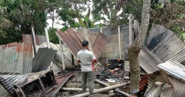 গফরগাঁওয়ে ধর্ষণের অভিযোগ, আসামিদের বাড়িতে আগুন গফরগাঁওয়ে ধর্ষণের অভিযোগ, আসামিদের বাড়িতে আগুন
