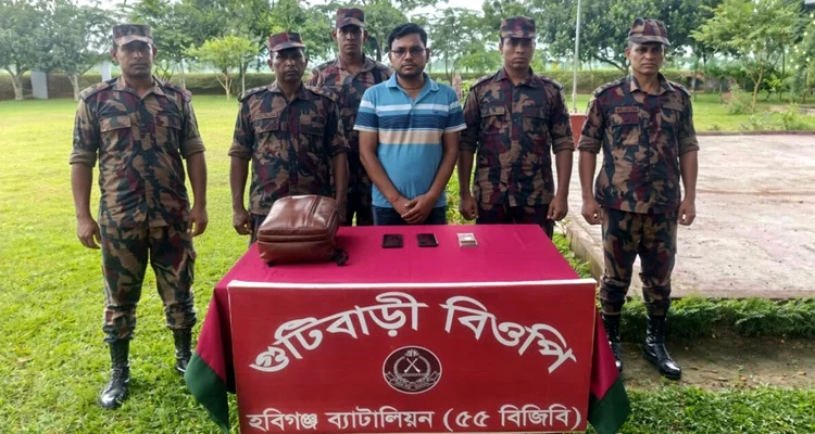 ভারতে যাওয়ার চেষ্টায় নির্বাচন অফিসের কর্মচারী আটক ভারতে যাওয়ার চেষ্টায় নির্বাচন অফিসের কর্মচারী আটক