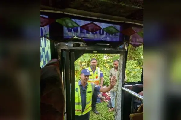 জাফলং থেকে ফেরার পথে পর্যটক হয়রানি, ৪ পুলিশ বরখাস্ত জাফলং থেকে ফেরার পথে পর্যটক হয়রানি, ৪ পুলিশ বরখাস্ত