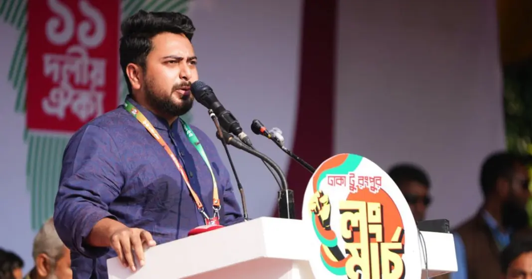 ১১ দলীয় ঐক্যের লংমার্চের উদ্বোধনী সমাবেশে নাহিদ ইসলাম তারেক রহমানের ক্ষমতা ছাড়ার পথ নিয়ে মন্তব্য ও সরকারের বিভিন্ন কর্মকাণ্ডের সমালোচনা করেন।