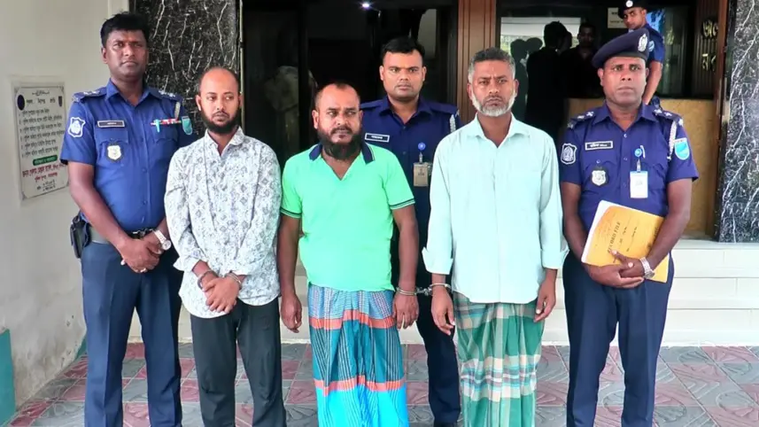 হামলার ঘটনায় তিনজনের ছবি প্রকাশ পুলিশের স্বেচ্ছাসেবক দল নেতার ওপর হামলার পর তিনজনের ছবি ফেসবুকে দিয়ে পুলিশ লিখল ‘পরিবারের বখে যাওয়া অপরাধী’