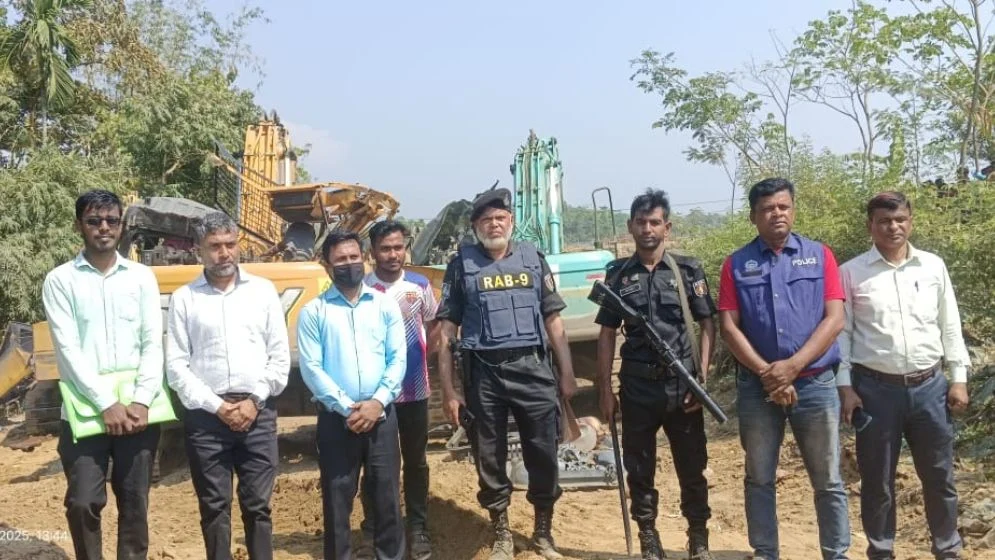জাফলংয়ে অভিযানে ধ্বংস ১০ ড্রেজার, ৬ এক্সকেভেটর জাফলংয়ে অভিযানে ধ্বংস ১০ ড্রেজার, ৬ এক্সকেভেটর