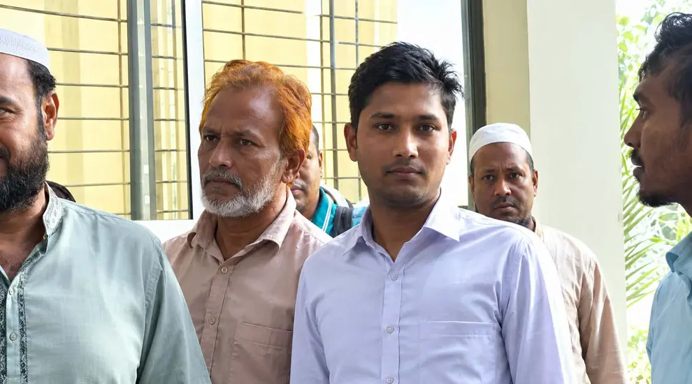 প্রবাসীকল্যাণ মন্ত্রীকে নিয়ে পোস্ট, ১১ ঘণ্টা থানায় থাকার পর মুক্ত জুবায়ের মন্ত্রীকে নিয়ে পোস্ট, ১১ ঘণ্টা থানায় থাকার পর মুক্ত জুবায়ের