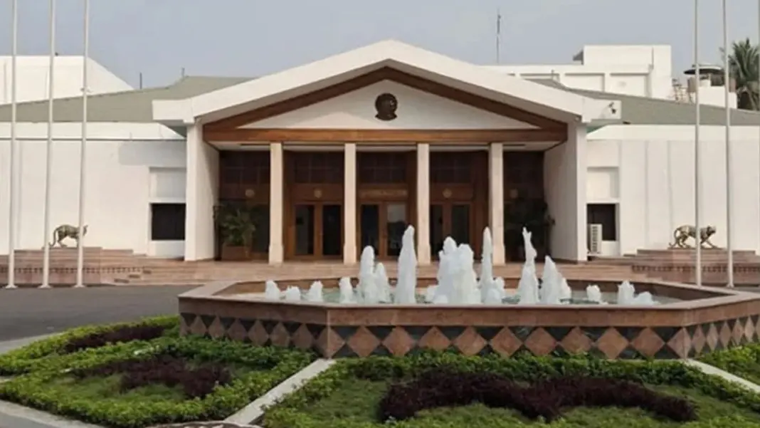 প্রধানমন্ত্রীর কার্যালয়ের সামনে ককটেল বিস্ফোরিত , আটক ৩ প্রধানমন্ত্রীর কার্যালয়ের সামনে ককটেল বিস্ফোরিত , আটক ৩