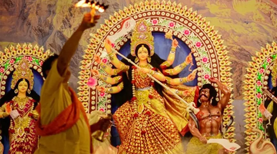 মহাষষ্ঠীতে শুরু শারদীয় দুর্গোৎসব, মণ্ডপে মণ্ডপে প্রস্তুতি