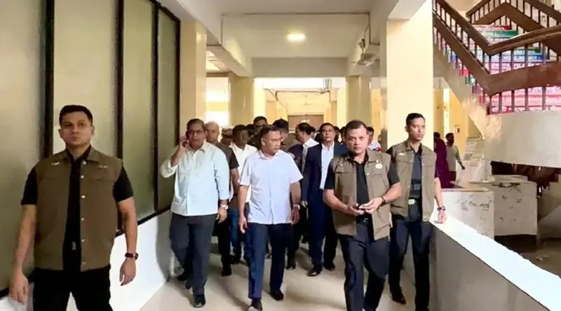 ডেঙ্গু পরিস্থিতি দেখতে হাসপাতালে প্রধানমন্ত্রী তারেক রহমান ডেঙ্গু পরিস্থিতি দেখতে হাসপাতালে প্রধানমন্ত্রী তারেক রহমান
