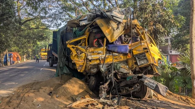 নাটোরে বাস-ট্রাক সংঘর্ষে নিহত ১৪, আহত ২০ নাটোরে বাস-ট্রাক সংঘর্ষে নিহত ১৪, আহত ২০